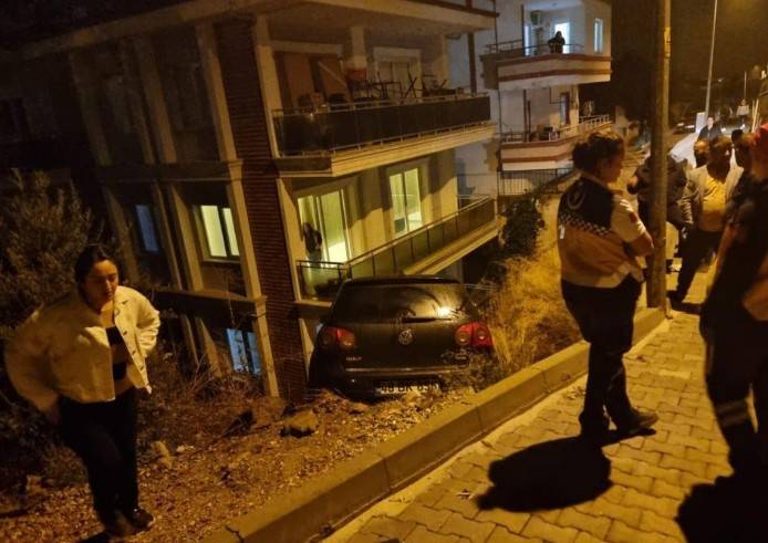 Muğla'da kontrolden çıkan otomobil, korkuluklara çarparak durdu 4