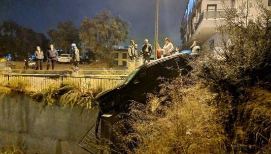 Muğla'da kontrolden çıkan otomobil, korkuluklara çarparak durdu 3