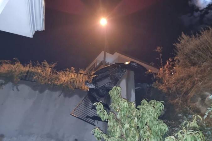 Muğla'da kontrolden çıkan otomobil, korkuluklara çarparak durdu 5
