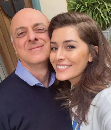 Ünlü siyasetçiyle evleniyor! Sözcü TV spikeri sevgilisiyle fotoğrafını paylaştı 1