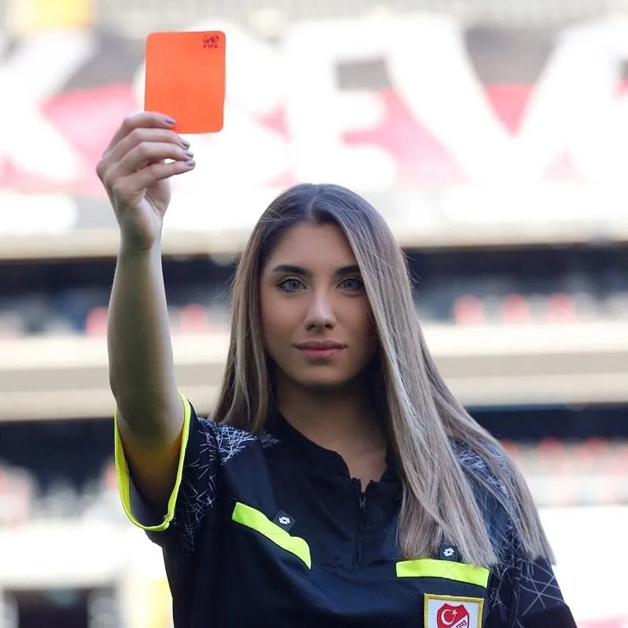 Cinsel ilişki videosuyla gündem olan kadın hakem ilgiyi nakite çevirdi 4