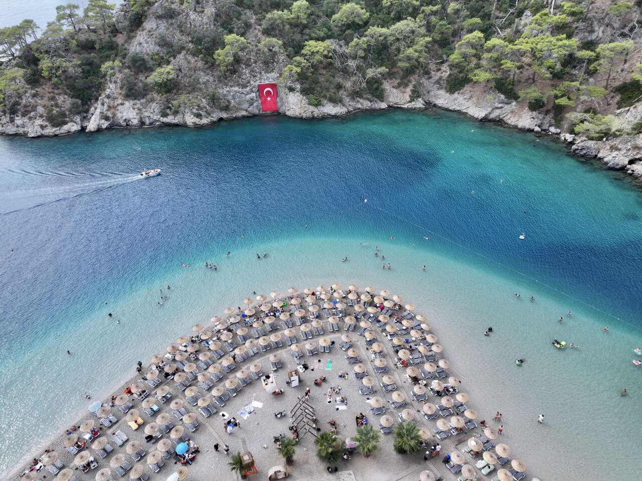 Fethiye ve Marmaris Sahillerinde Yoğun Turist Akını Sürüyor 1