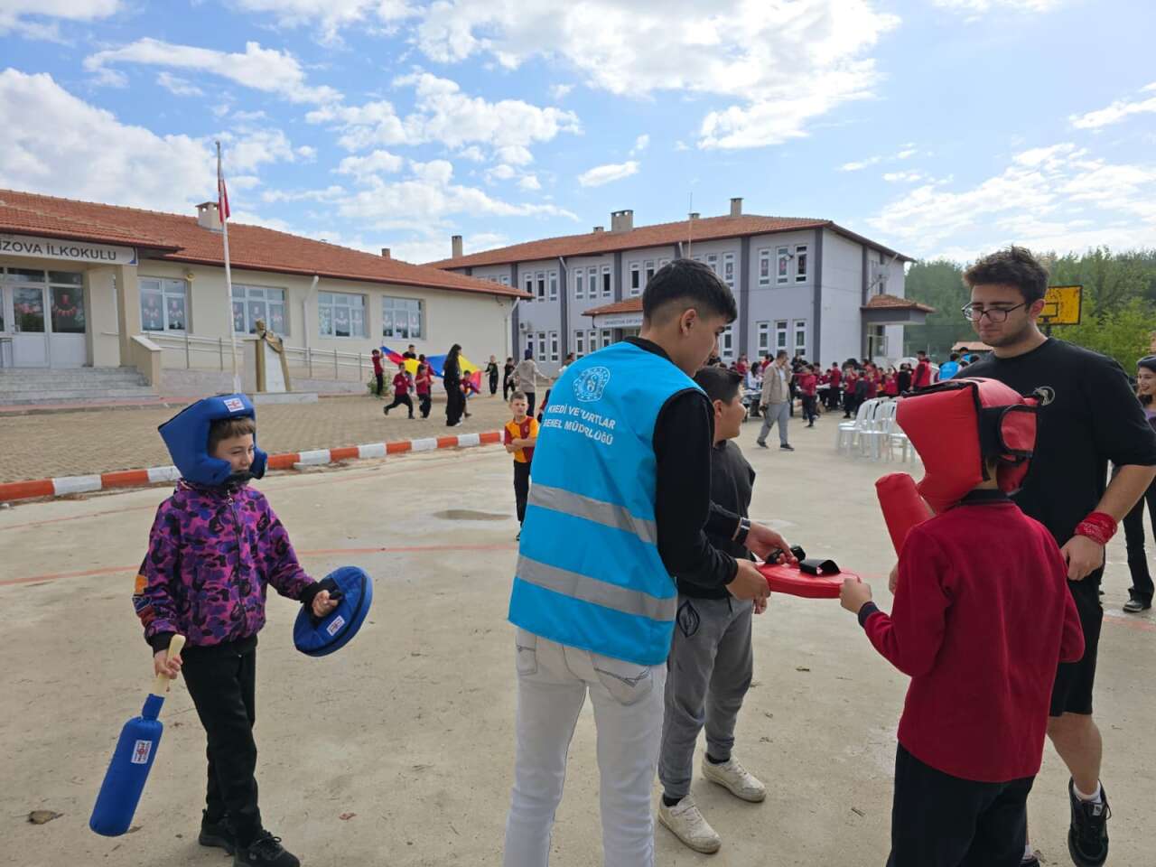 Köy Okuluna Neşe Taşıdılar: Gönüllü Gençlerden Minik Kalplere Dokunan Proje 5