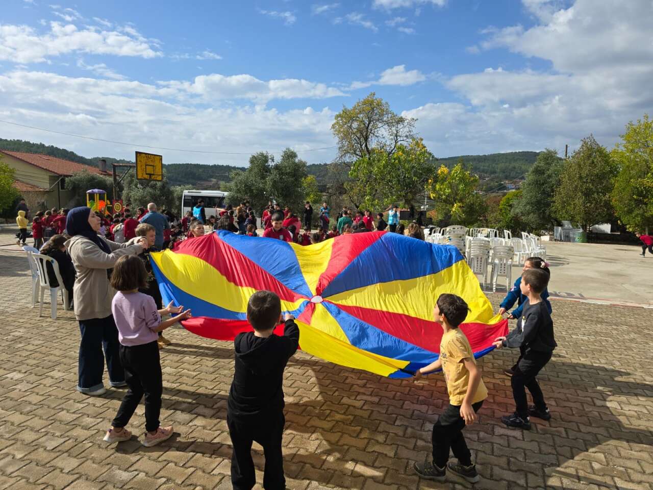 Köy Okuluna Neşe Taşıdılar: Gönüllü Gençlerden Minik Kalplere Dokunan Proje 1