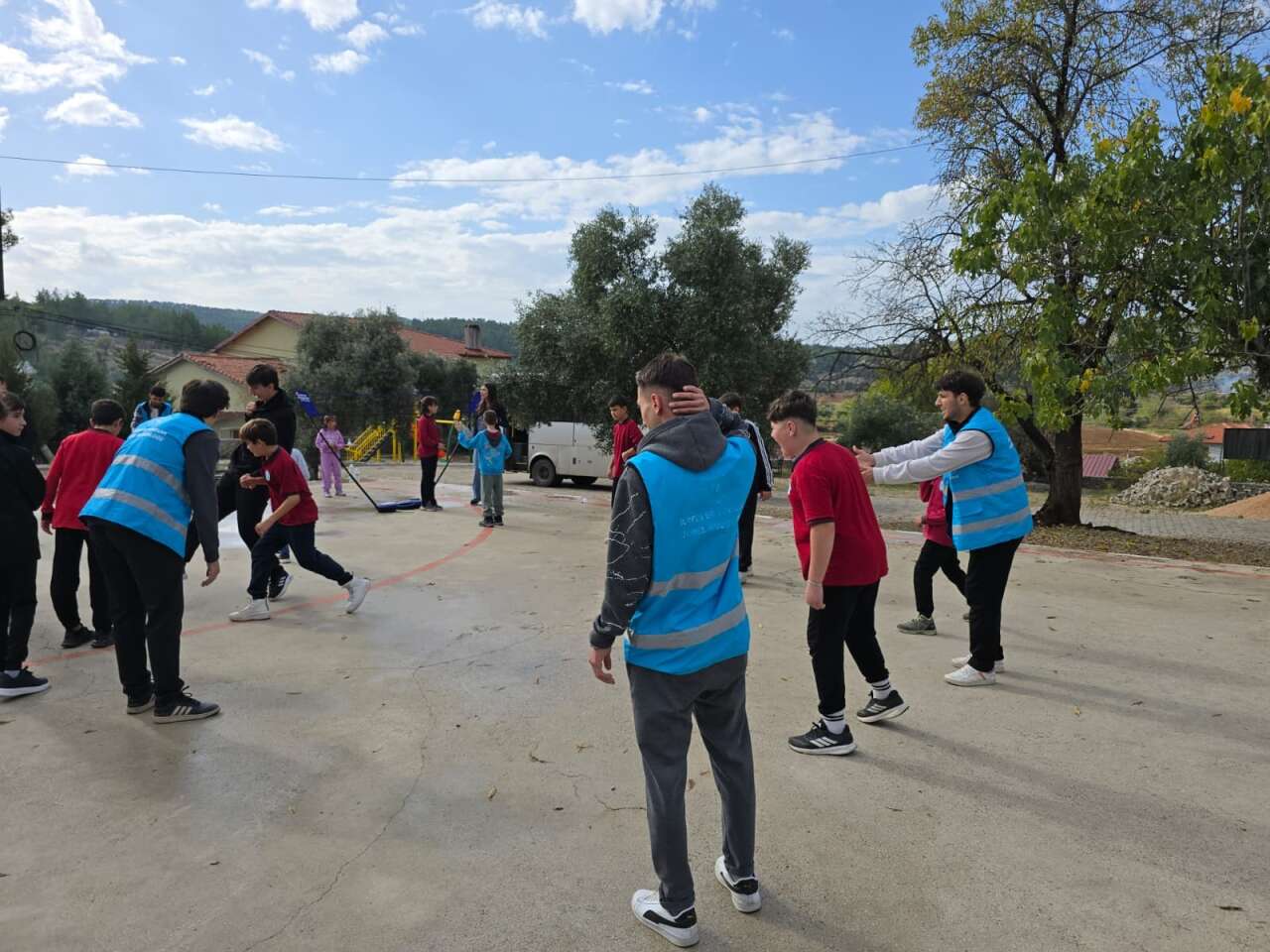 Köy Okuluna Neşe Taşıdılar: Gönüllü Gençlerden Minik Kalplere Dokunan Proje 3