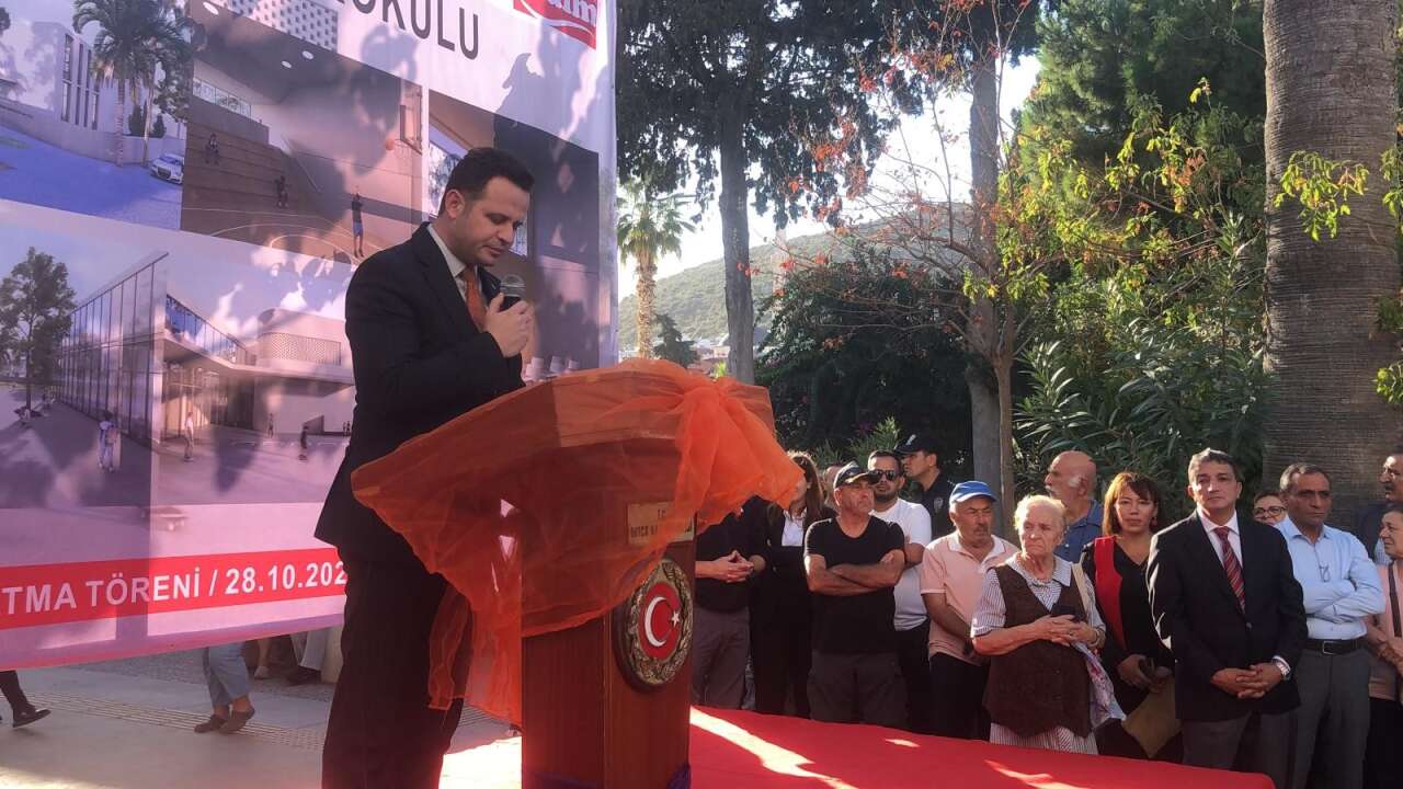 Muğla Valisi Akbıyık, Datça’da Hayırsever İsmet Tekin Alp’in Yaptırdığı Okulun Temelini Attı 3