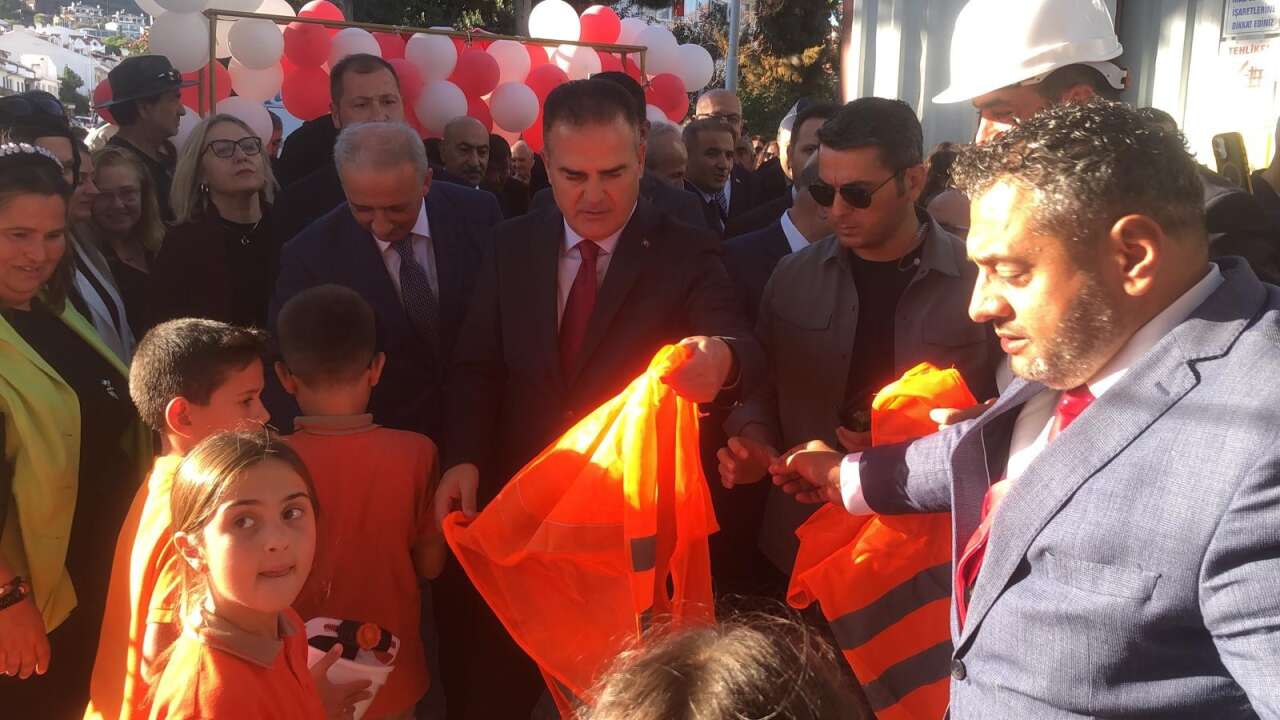 Muğla Valisi Akbıyık, Datça’da Hayırsever İsmet Tekin Alp’in Yaptırdığı Okulun Temelini Attı 6