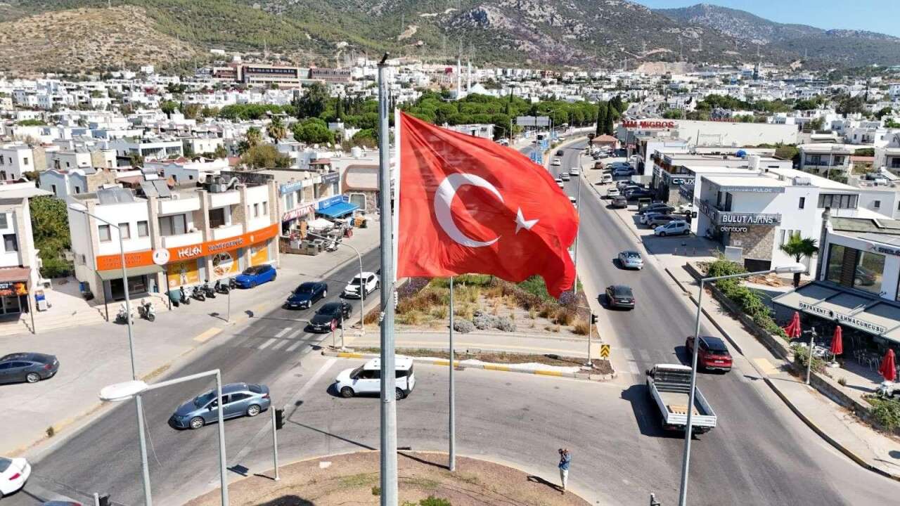 Bodrum’un Dev Türk Bayraklarını Yıllardır Ücretsiz Tamir Eden Ali Akay Onurlandırıldı 1