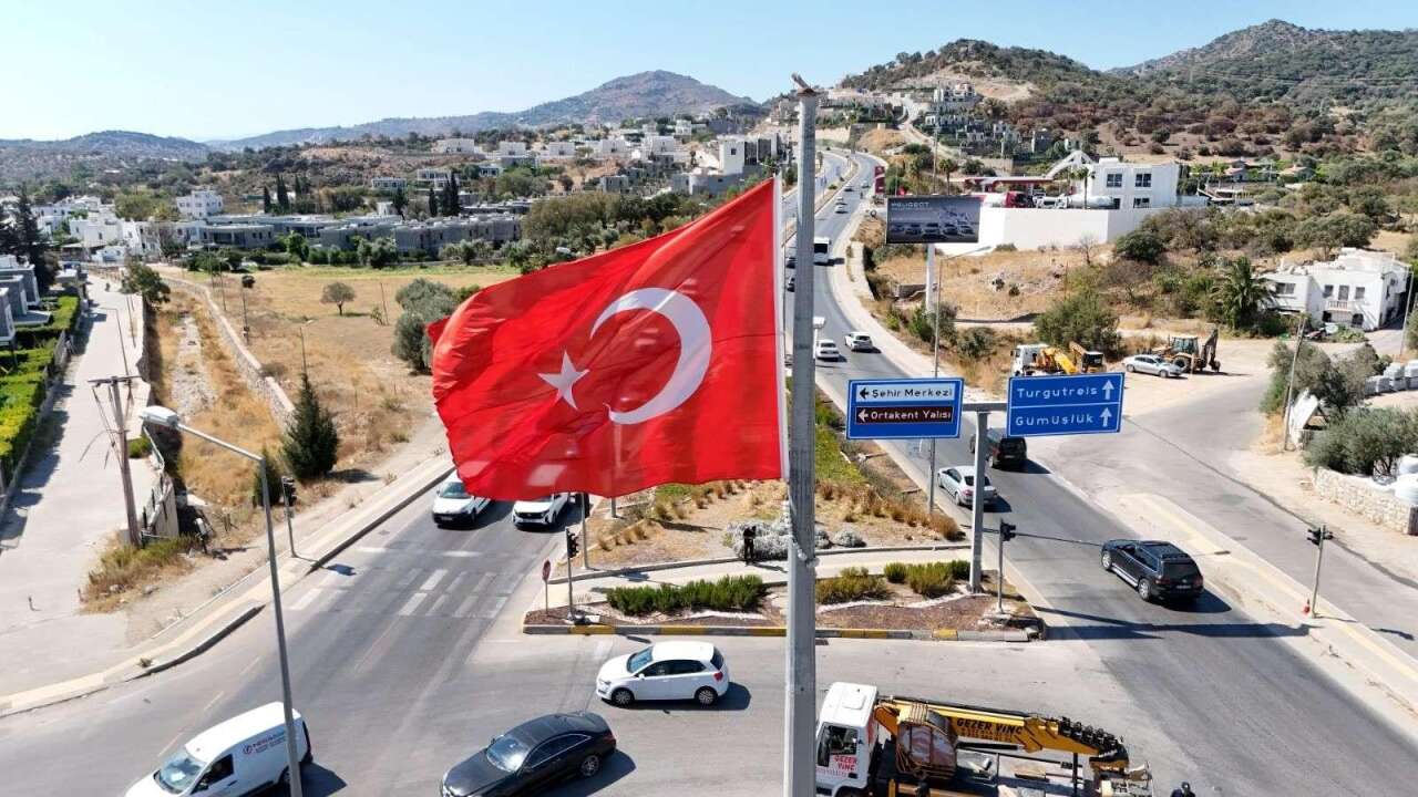 Bodrum’un Dev Türk Bayraklarını Yıllardır Ücretsiz Tamir Eden Ali Akay Onurlandırıldı 2