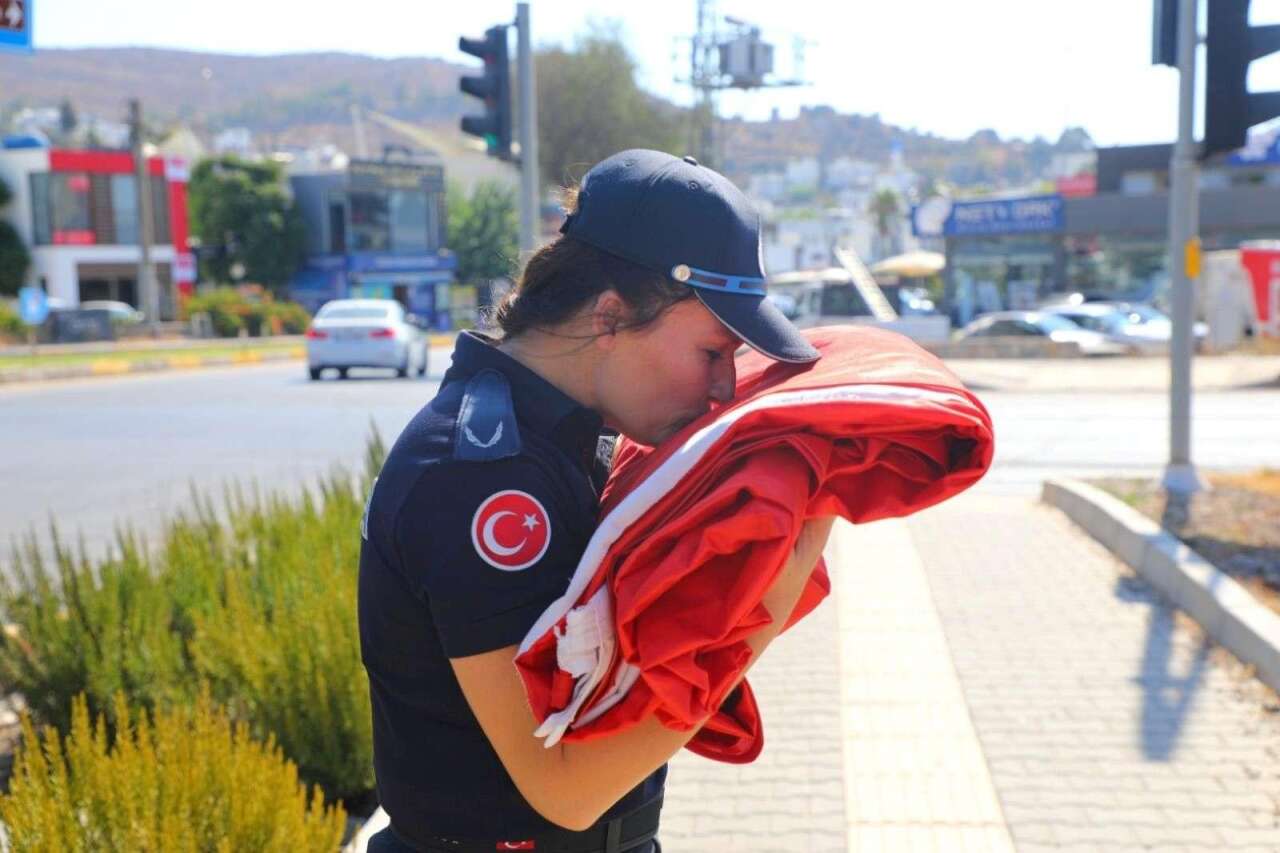 Bodrum’un Dev Türk Bayraklarını Yıllardır Ücretsiz Tamir Eden Ali Akay Onurlandırıldı 4