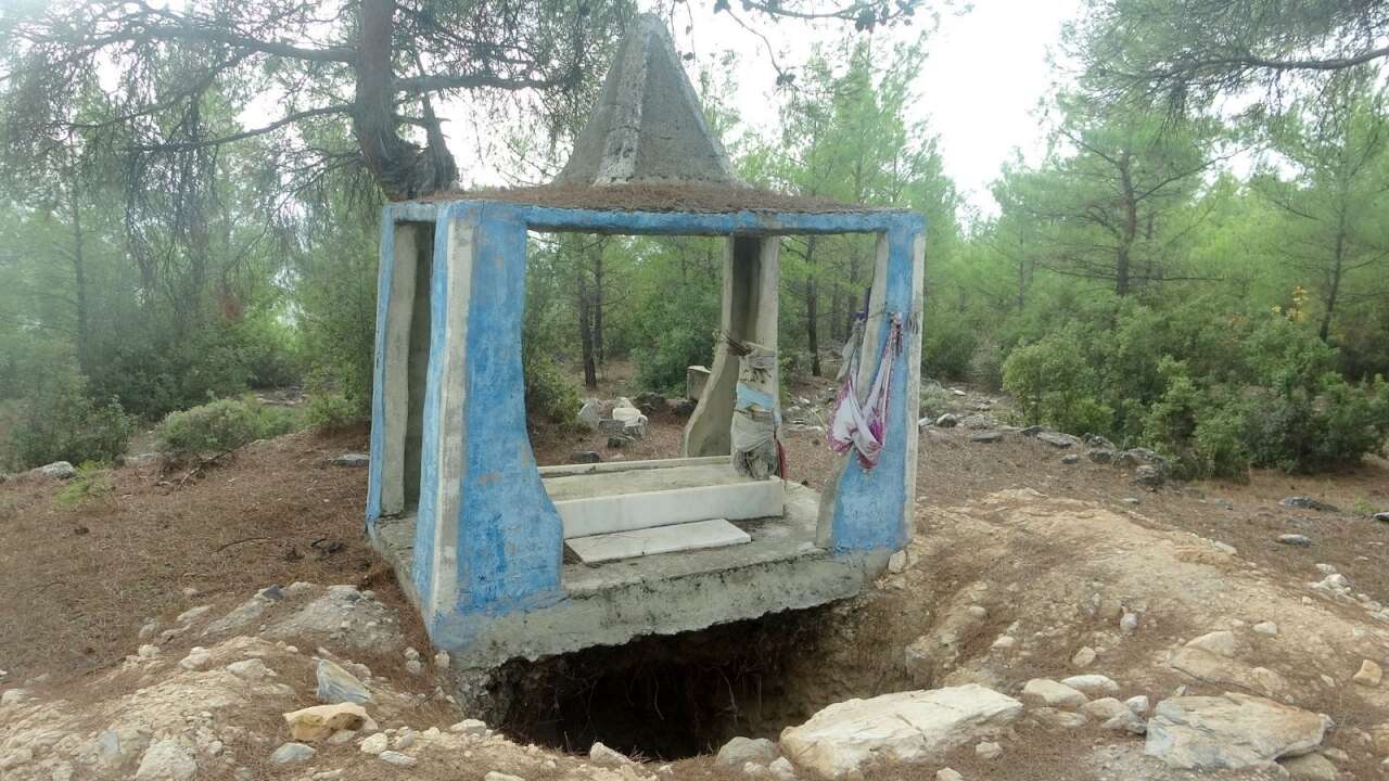 Muğla’da 300 Yıllık Tarihi Türbe Kaçak Kazıyla Delik Deşik Edildi 5