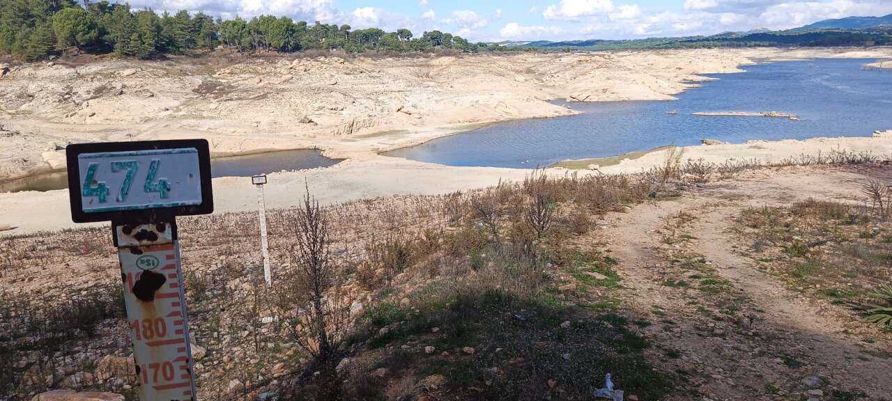 Sular Çekildi, Helikopterin Sessiz Hatırası Ortaya Çıktı 3