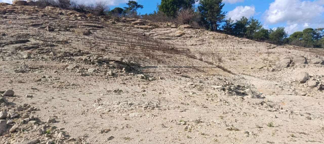 Sular Çekildi, Helikopterin Sessiz Hatırası Ortaya Çıktı 8