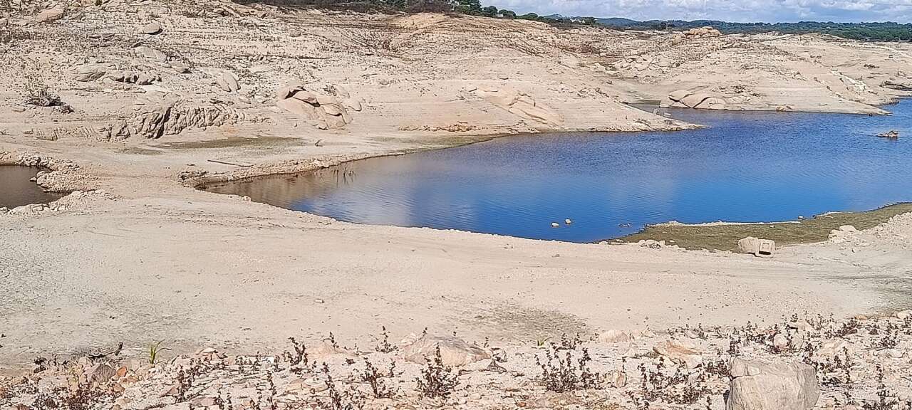 Sular Çekildi, Helikopterin Sessiz Hatırası Ortaya Çıktı 6