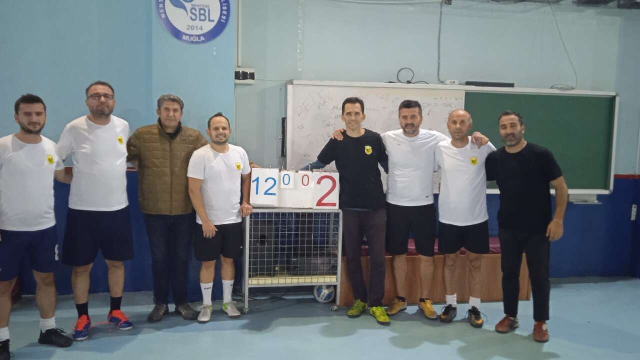 24 Kasım Öğretmenler Günü Futsal Turnuvasında Nazmi Zehra İyibilir 3. Oldu 4
