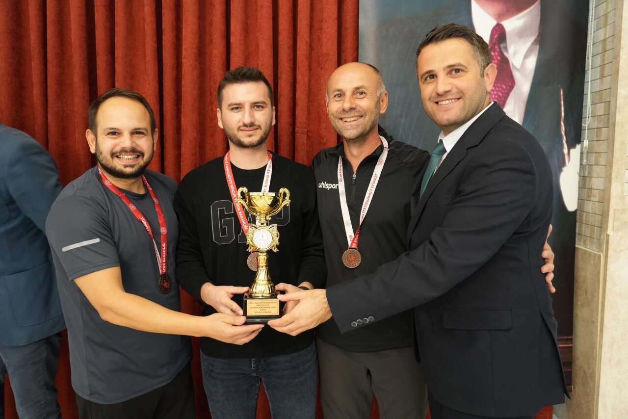 24 Kasım Öğretmenler Günü Futsal Turnuvasında Nazmi Zehra İyibilir 3. Oldu 3