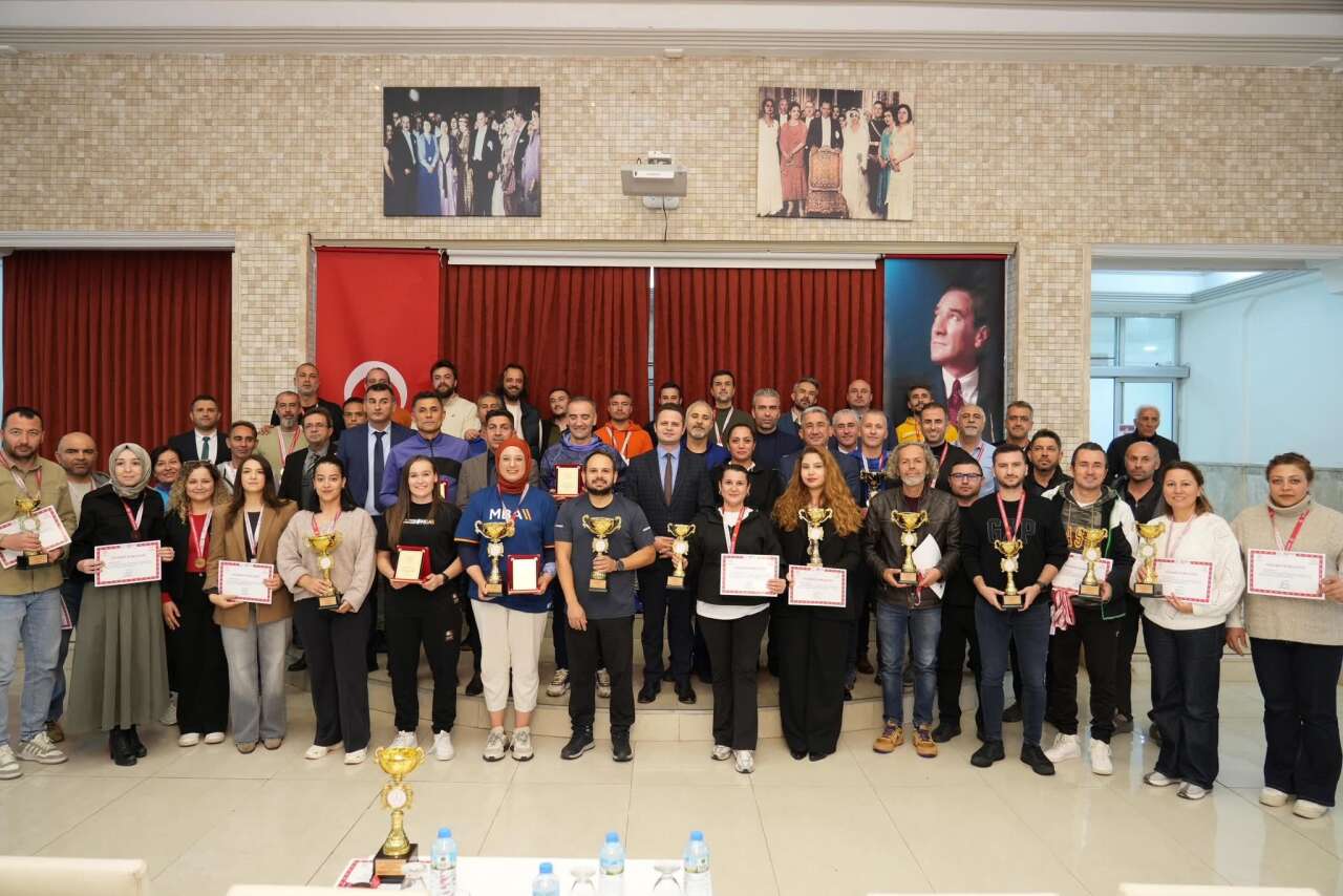 24 Kasım Öğretmenler Günü Futsal Turnuvasında Nazmi Zehra İyibilir 3. Oldu 1