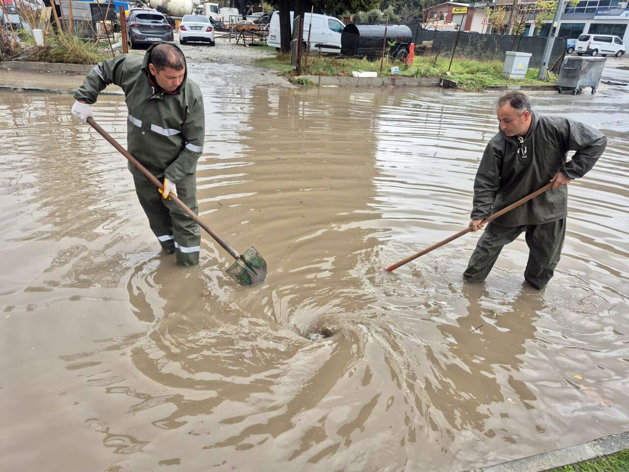 Menteşe Belediye Ekipleri Su Baskınlarına Karşı Sahada 3
