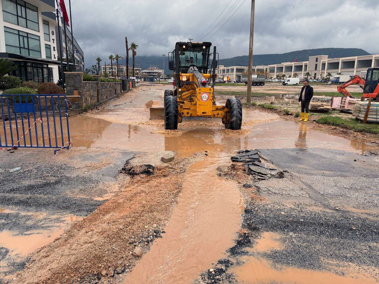 Menteşe Belediye Ekipleri Su Baskınlarına Karşı Sahada 1