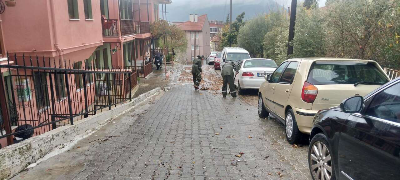 Menteşe Belediye Ekipleri Su Baskınlarına Karşı Sahada 4