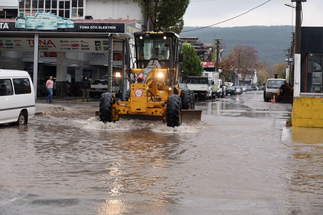 Menteşe Belediye Ekipleri Su Baskınlarına Karşı Sahada 2