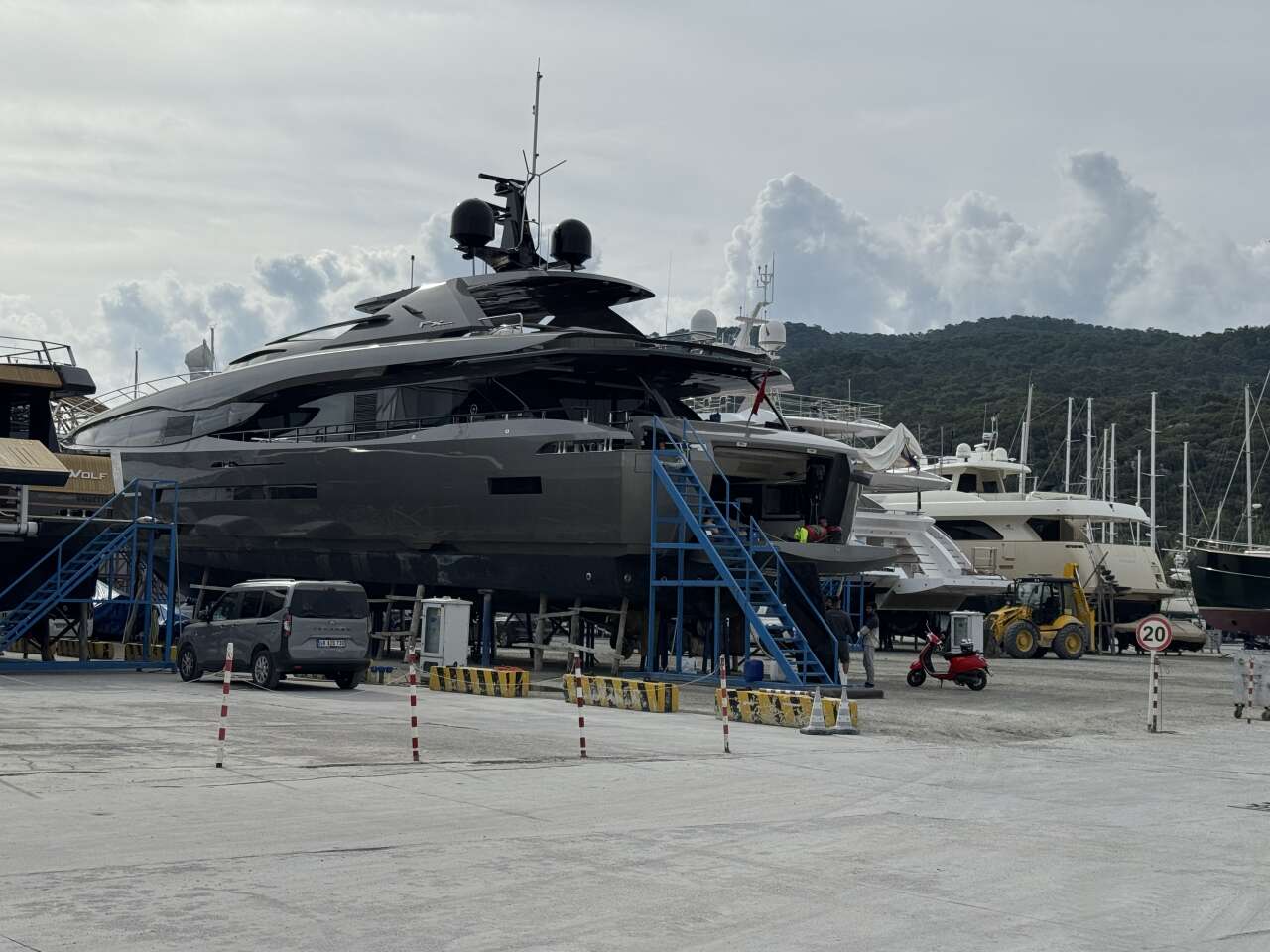 Marmaris’te Mega Yat Hareketliliği: Lüks Motoryatlar Bakım İçin Limanda 6