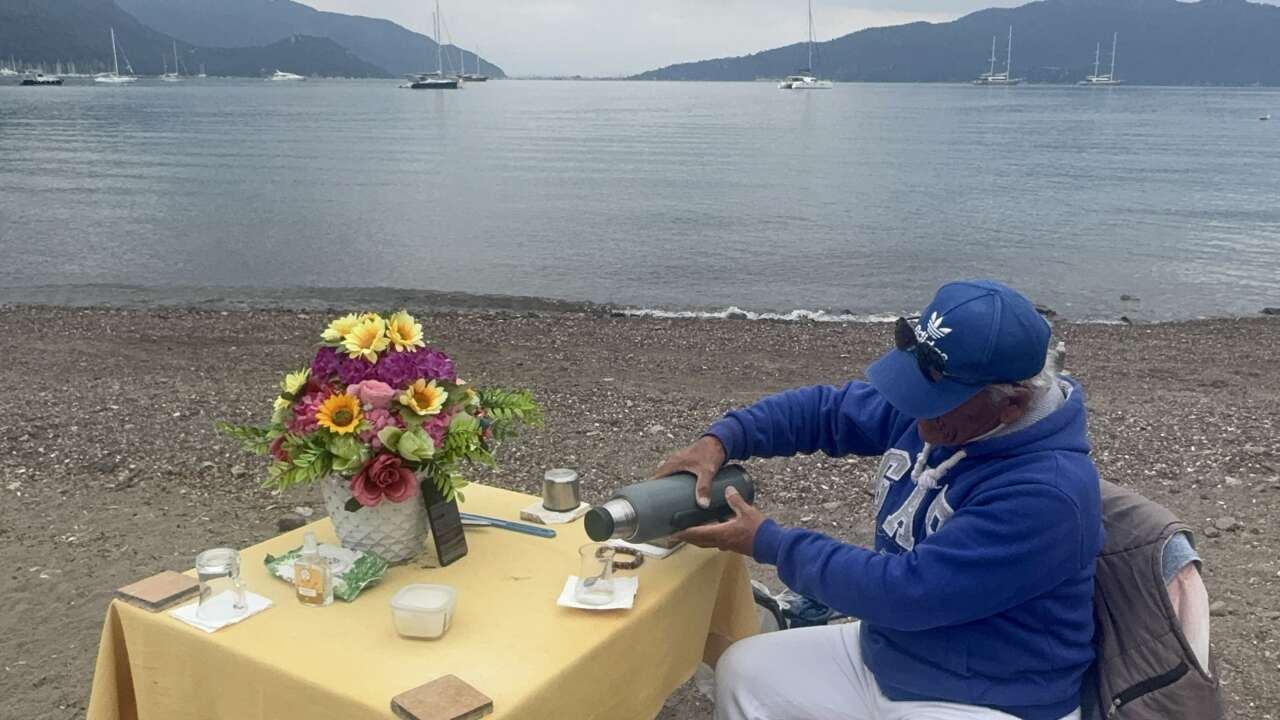 Marmaris’te İlgi Odağı Olan Çiçekli Masa Turistlerin Gözdesi 5