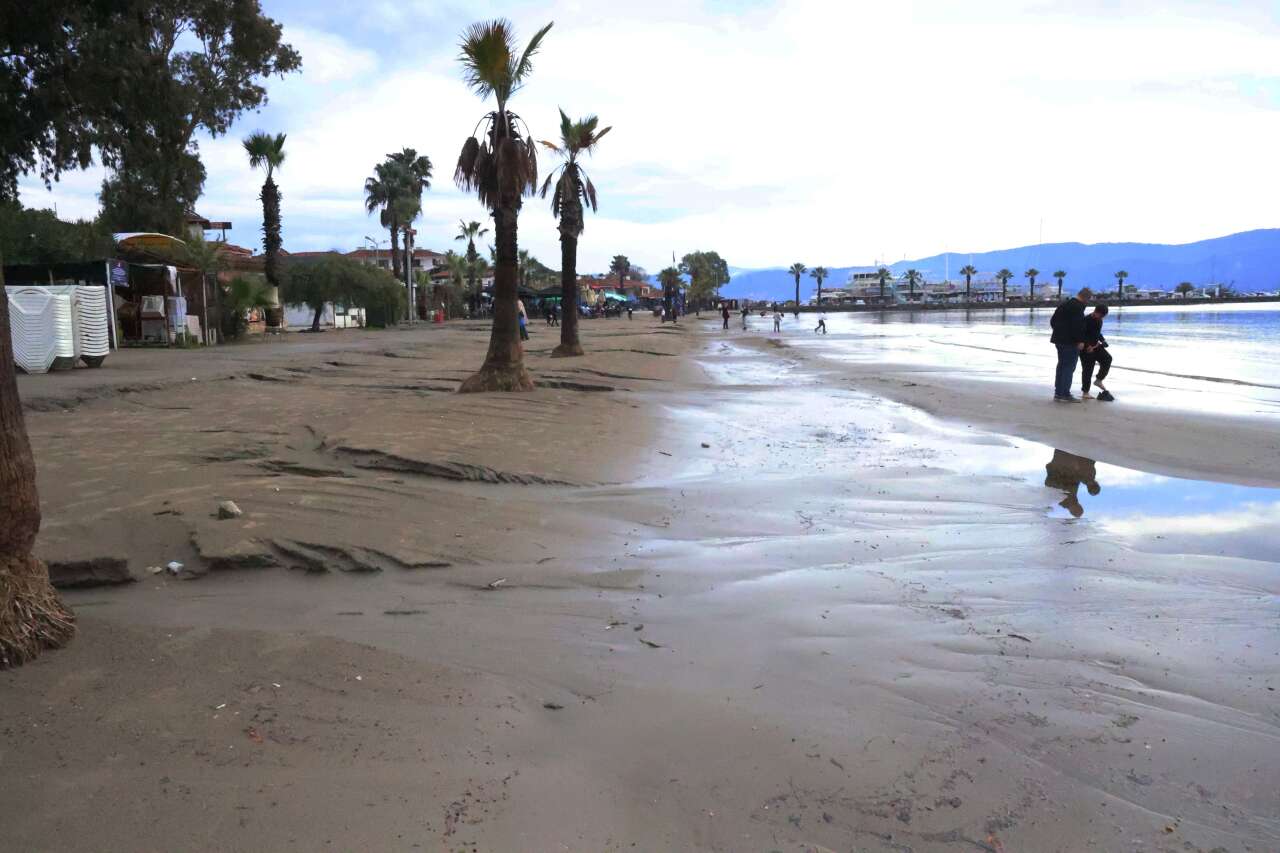 Sağanak Yağmur Akyaka Sahilini Vurdu: Akyaka Sahilinde Deniz 10 Metre Çekildi 6