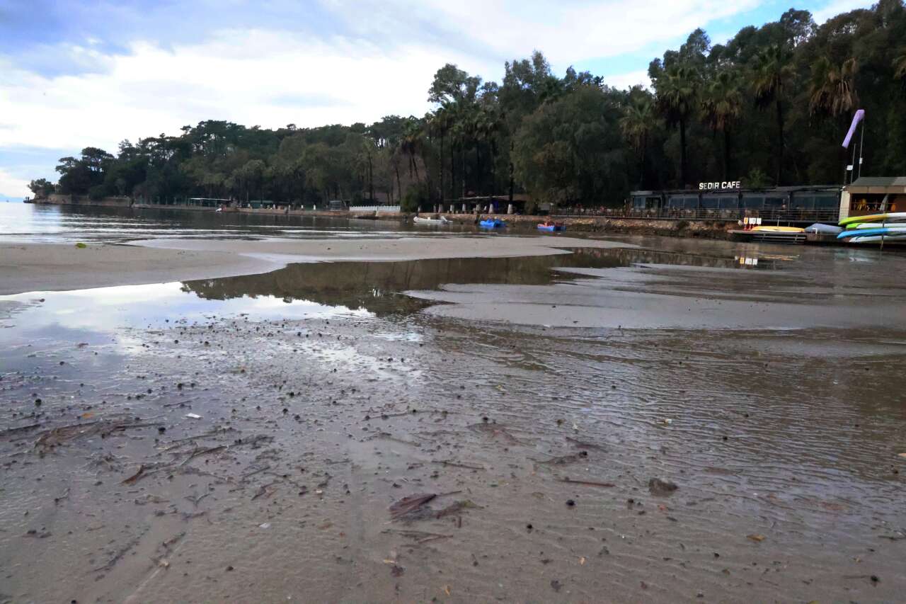 Sağanak Yağmur Akyaka Sahilini Vurdu: Akyaka Sahilinde Deniz 10 Metre Çekildi 4