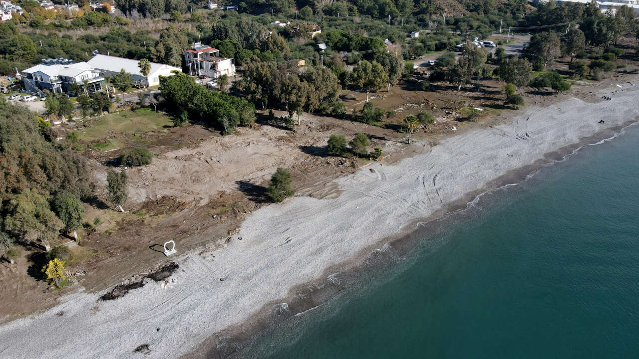 Fethiye’de Sahili İşgal Eden İmara Aykırı Yapılar Kaldırıldı 1