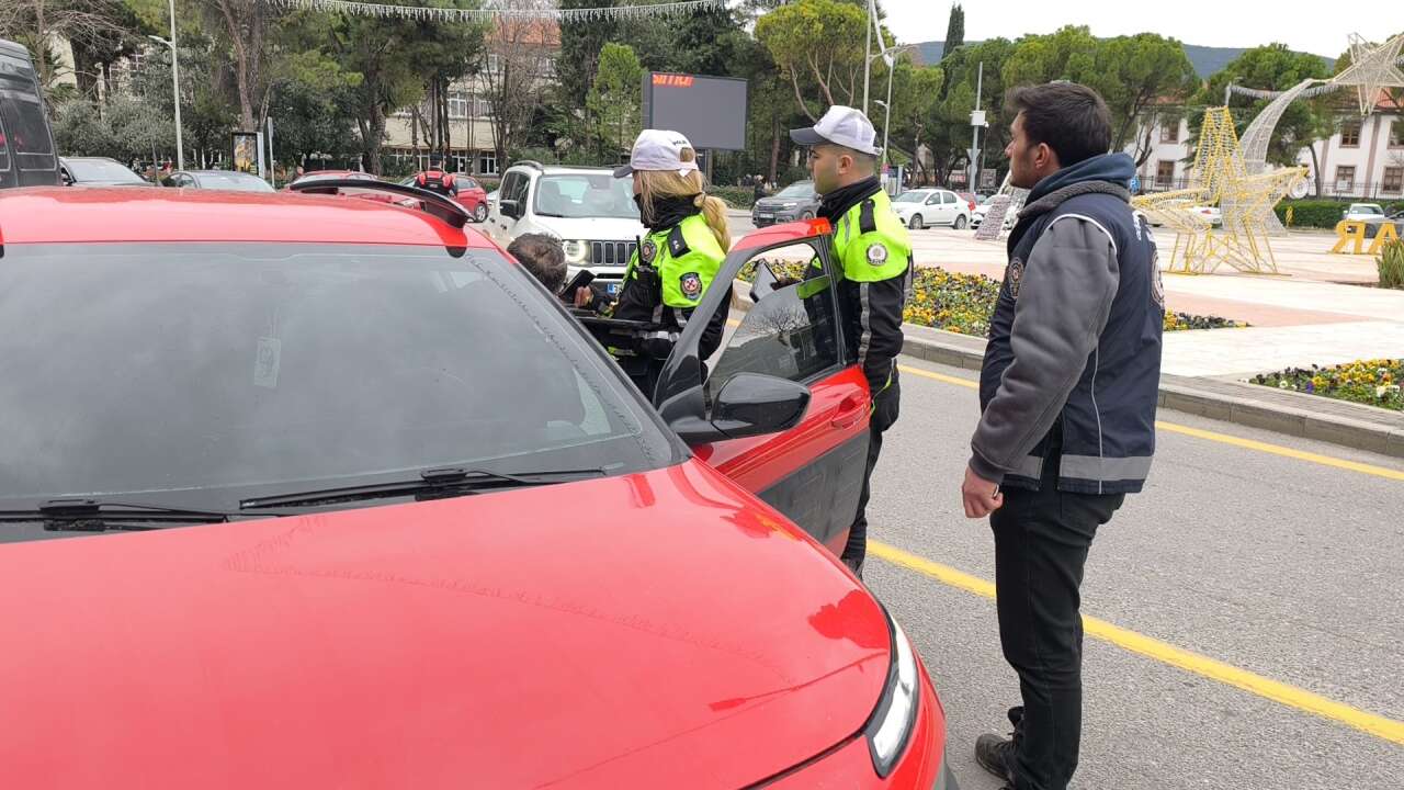 Muğla Cumhuriyet Meydanı'nda Geniş Kapsamlı Trafik Denetimi 4