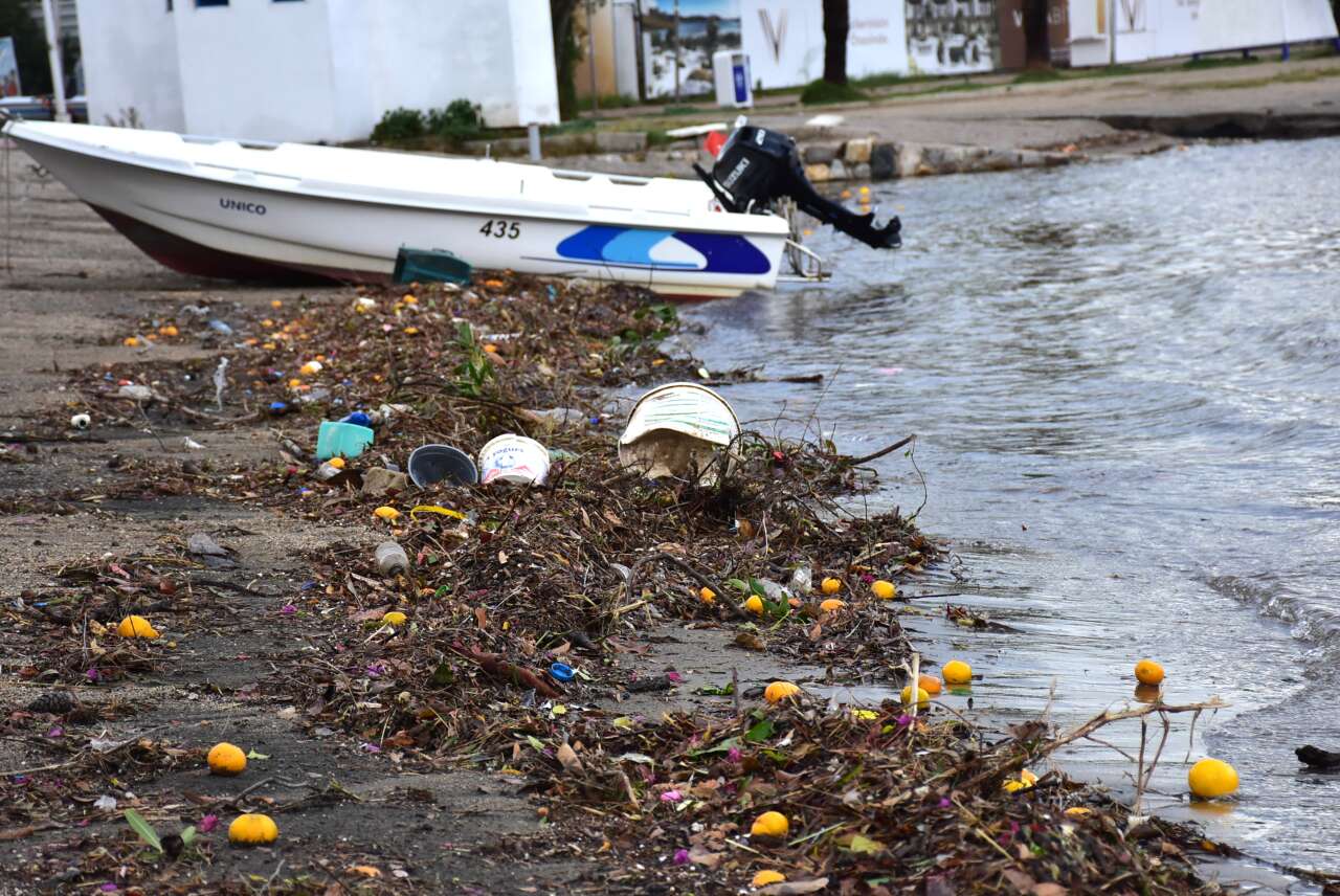 Bodrum'da Yağmur Suyuyla Denize Sürüklenen Atıklar Kıyıya Vurdu 2