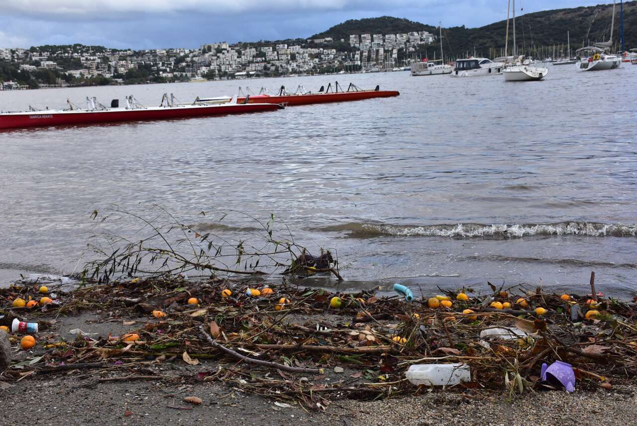 Bodrum'da Yağmur Suyuyla Denize Sürüklenen Atıklar Kıyıya Vurdu 3