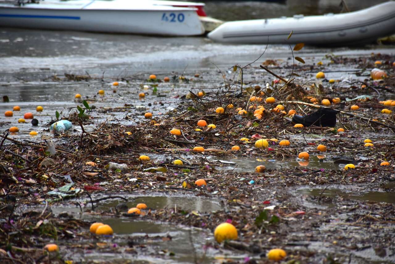Bodrum'da Yağmur Suyuyla Denize Sürüklenen Atıklar Kıyıya Vurdu 6