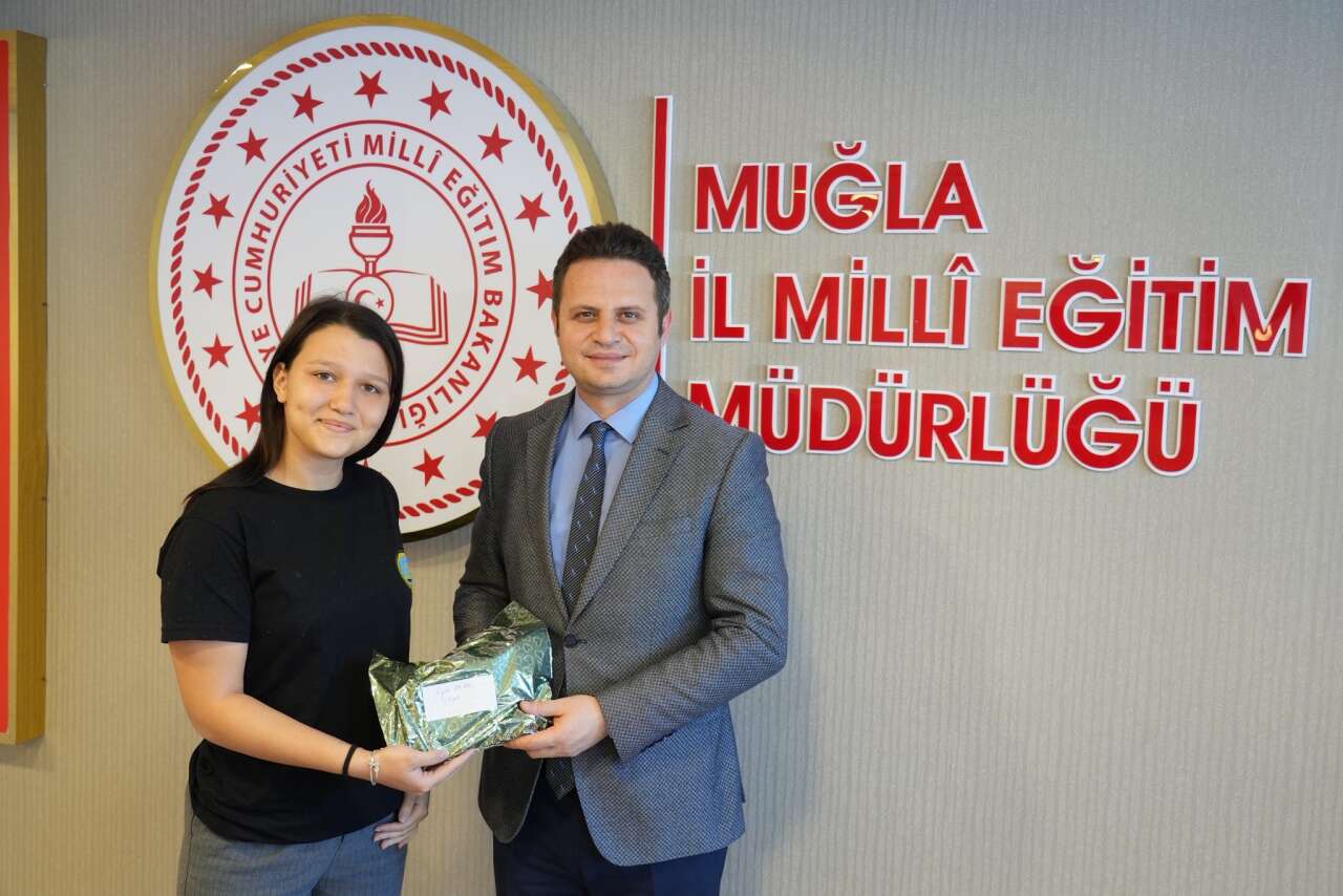 Milli Eğitim Müdürü Emre Çay, Dereceye Giren Öğrencileri Tebrik Etti 3
