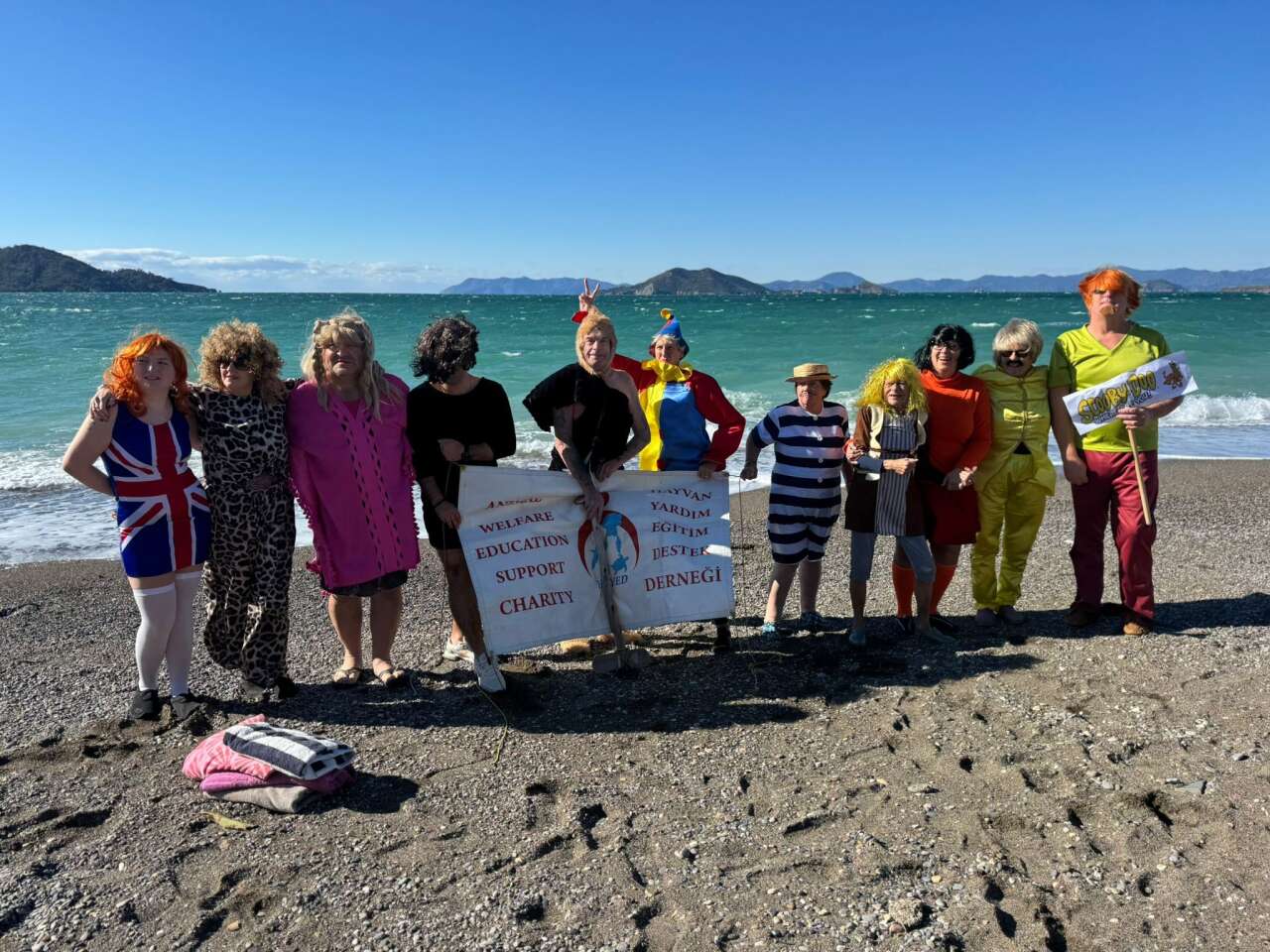 Fethiye’de Soğuk Havaya Aldırmadılar, Çocuklar ve Hayvanlar İçin Denize Girdiler 1