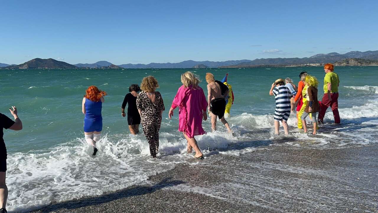 Fethiye’de Soğuk Havaya Aldırmadılar, Çocuklar ve Hayvanlar İçin Denize Girdiler 3