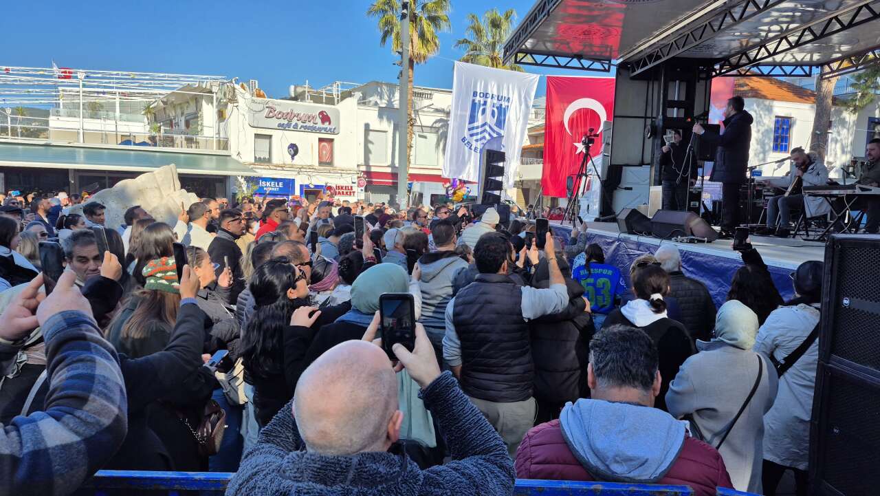 Bodrum'da 3 Ton Hamsi Pişirilerek Dağıtıldı 3