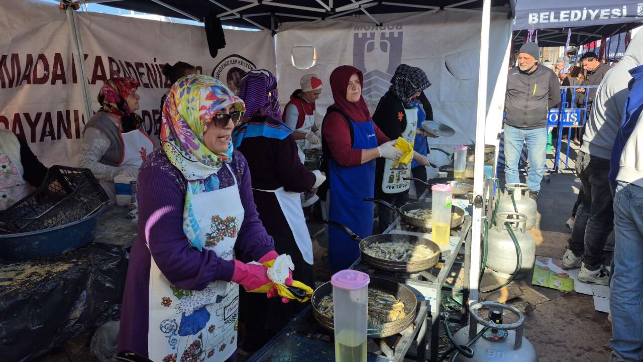 Bodrum'da 3 Ton Hamsi Pişirilerek Dağıtıldı 6