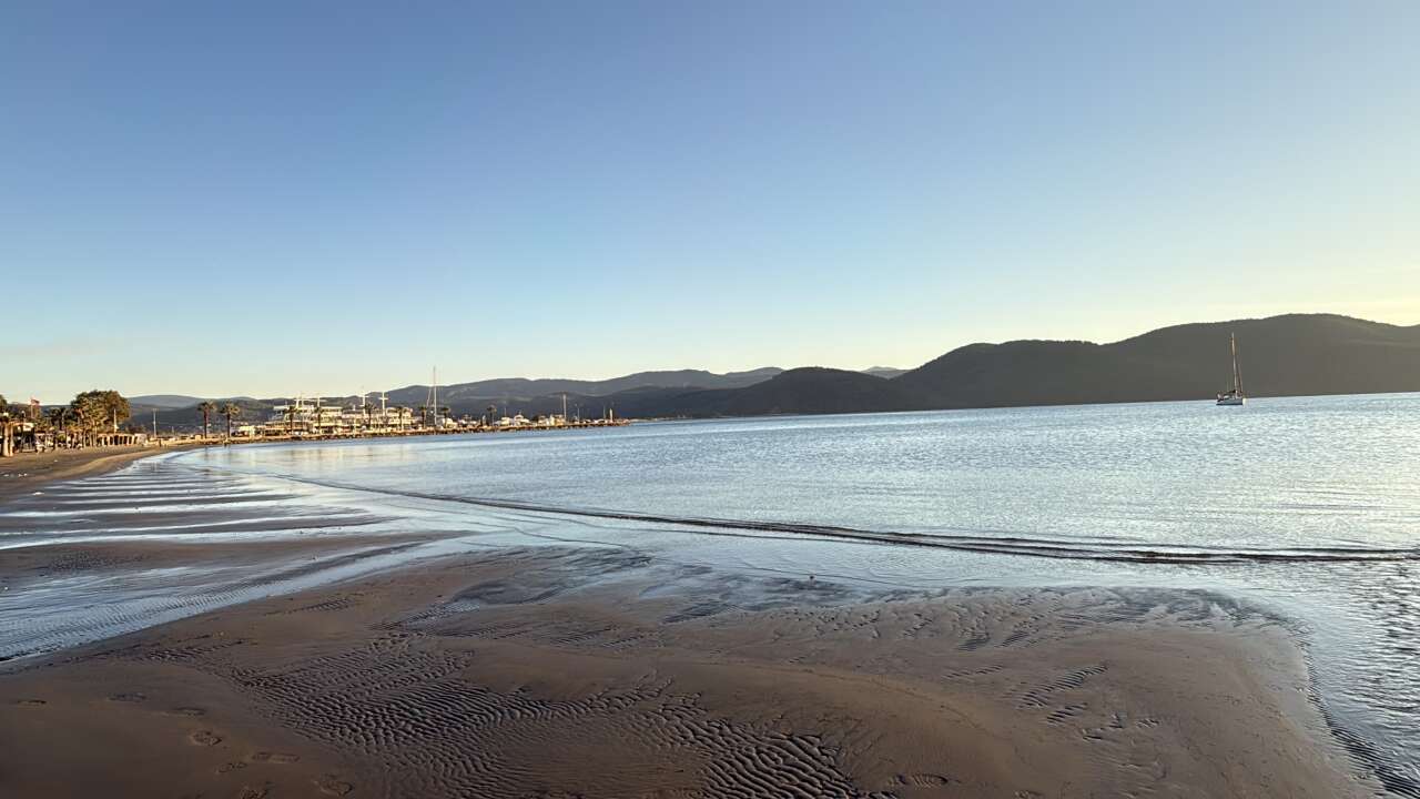 Akyaka Sahilinde Deniz Suyu Çekildi 4