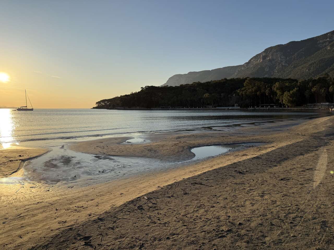 Akyaka Sahilinde Deniz Suyu Çekildi 1