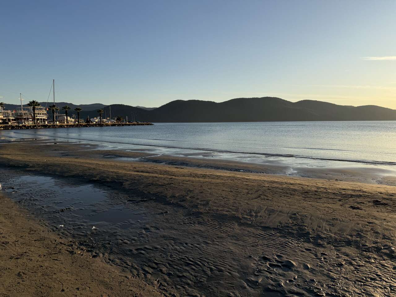 Akyaka Sahilinde Deniz Suyu Çekildi 2