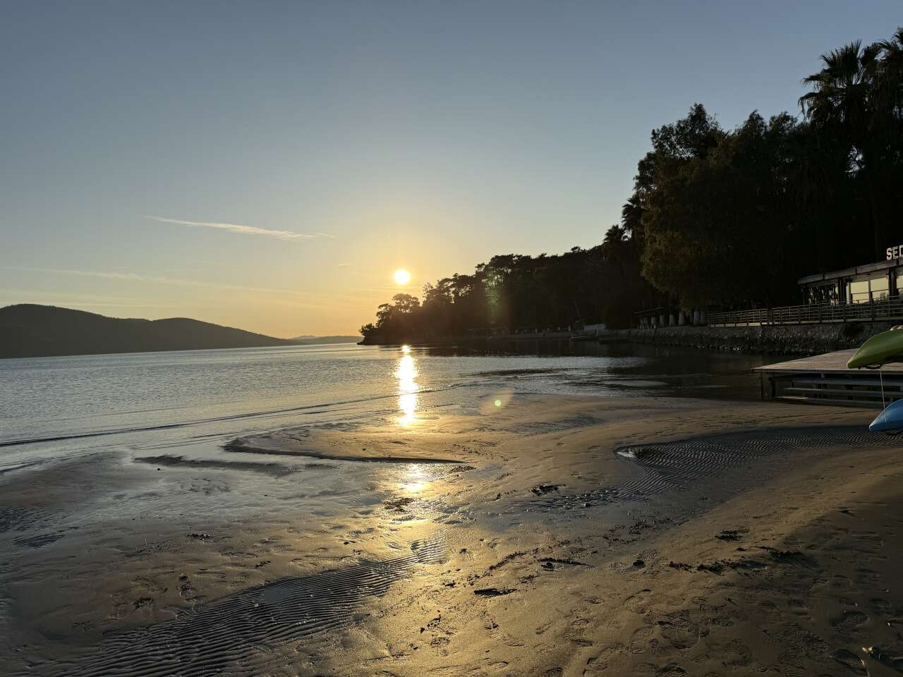 Akyaka Sahilinde Deniz Suyu Çekildi 3