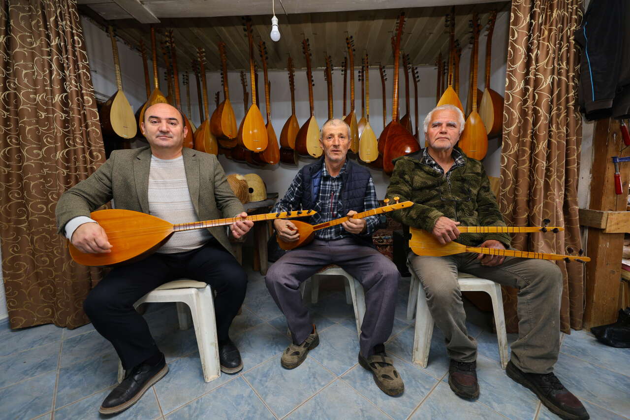 5 Metrekarelik Atölyede 37 Yıllık Bağlama Tutkusu 4