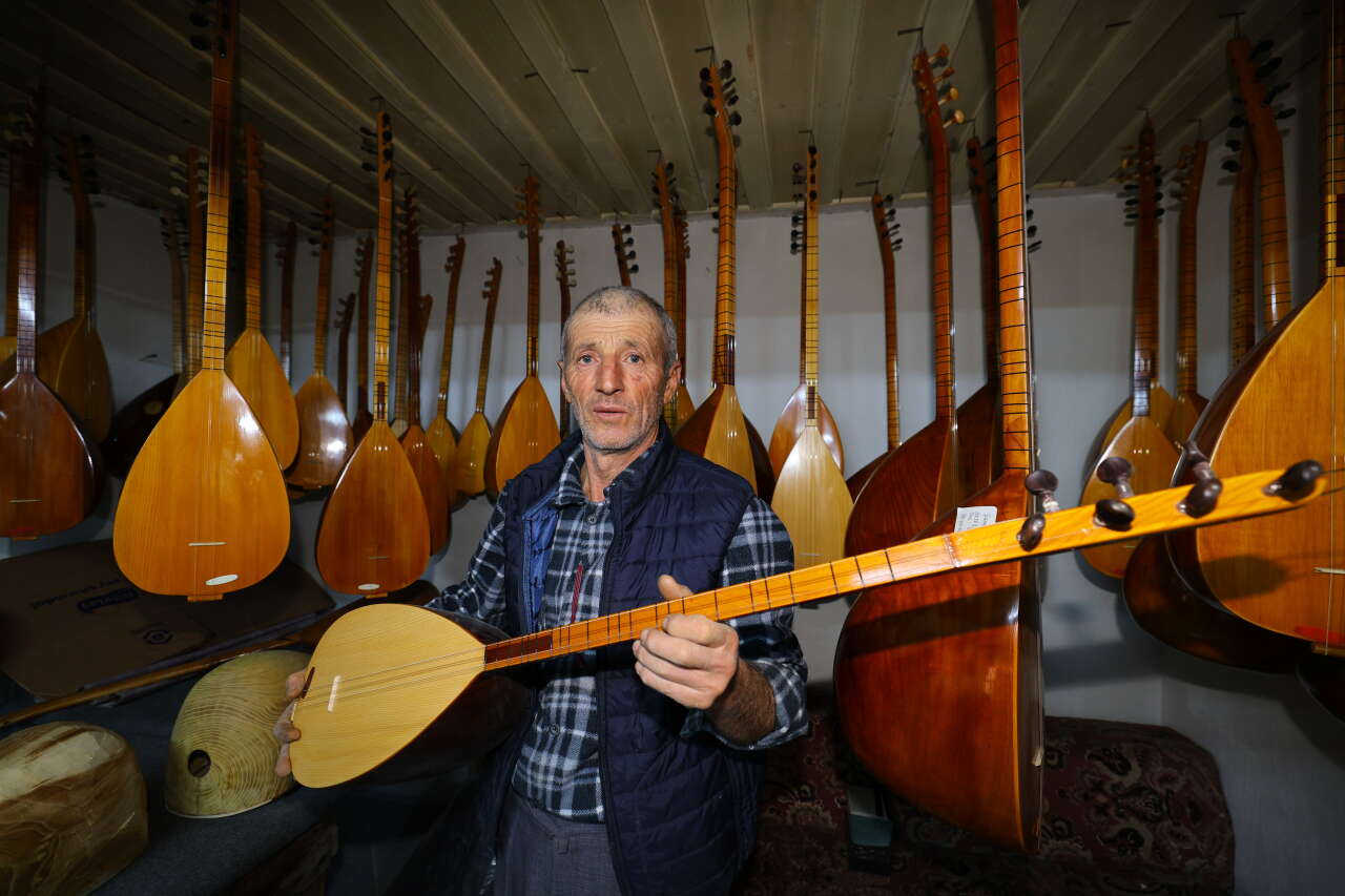 5 Metrekarelik Atölyede 37 Yıllık Bağlama Tutkusu 1