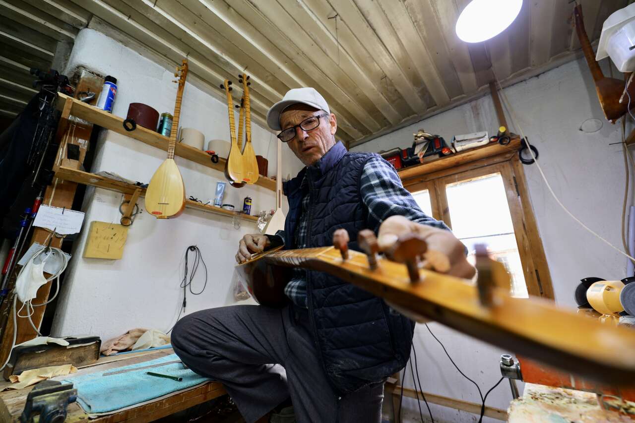 5 Metrekarelik Atölyede 37 Yıllık Bağlama Tutkusu 3