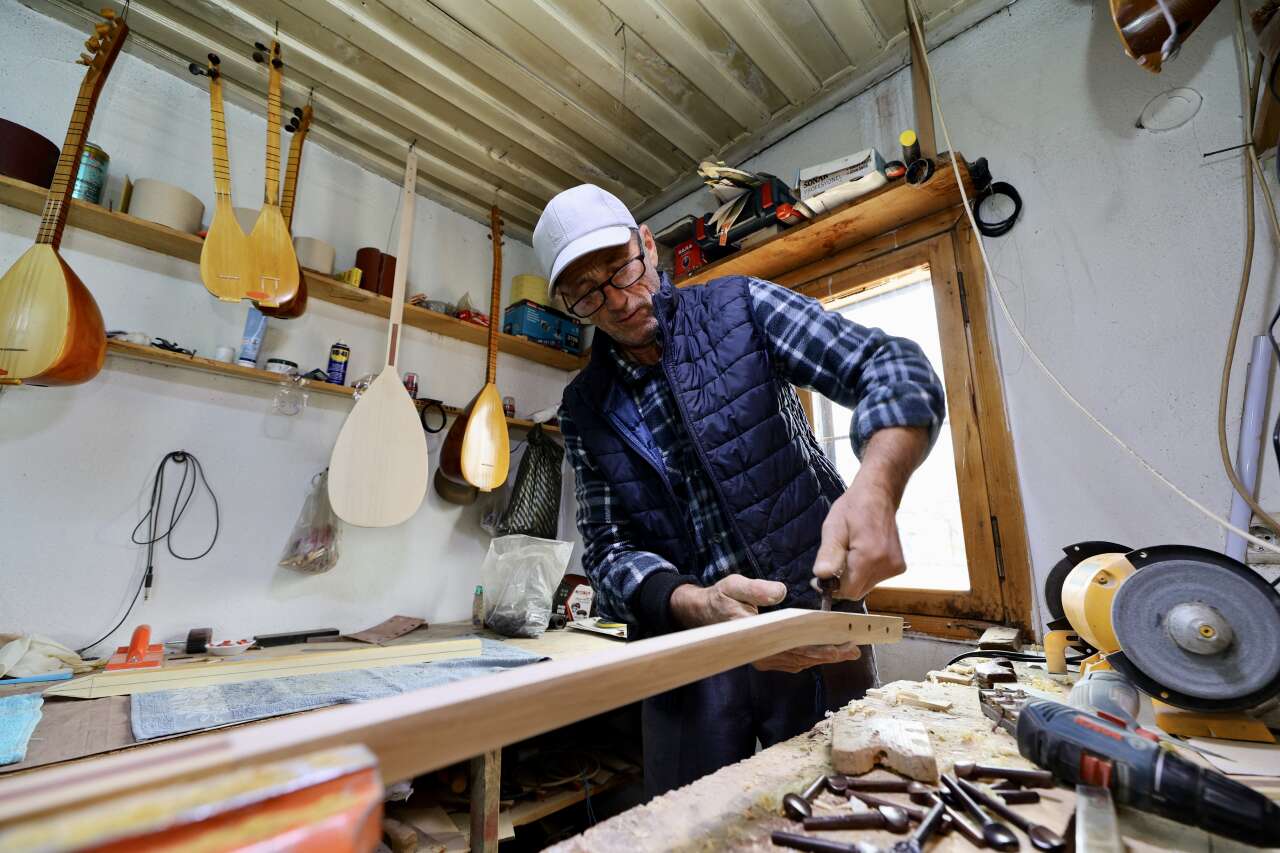 5 Metrekarelik Atölyede 37 Yıllık Bağlama Tutkusu 2