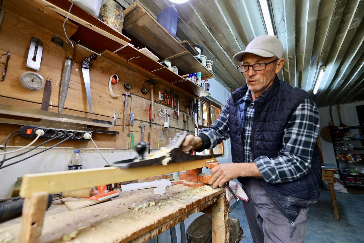 5 Metrekarelik Atölyede 37 Yıllık Bağlama Tutkusu 5