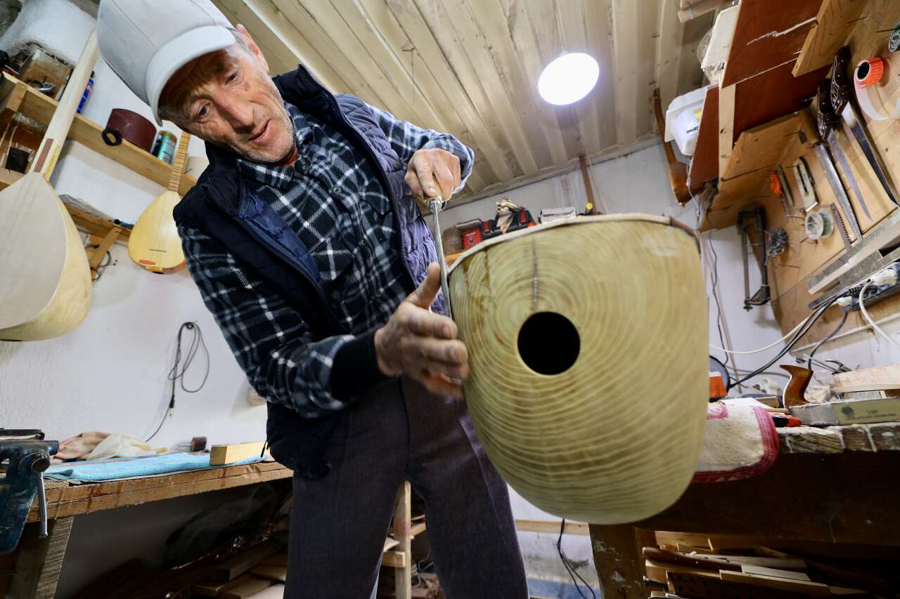 5 Metrekarelik Atölyede 37 Yıllık Bağlama Tutkusu 7