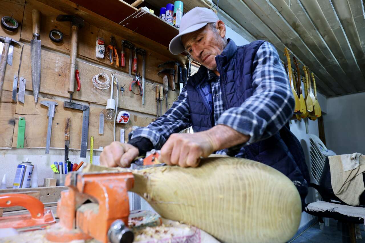 5 Metrekarelik Atölyede 37 Yıllık Bağlama Tutkusu 8